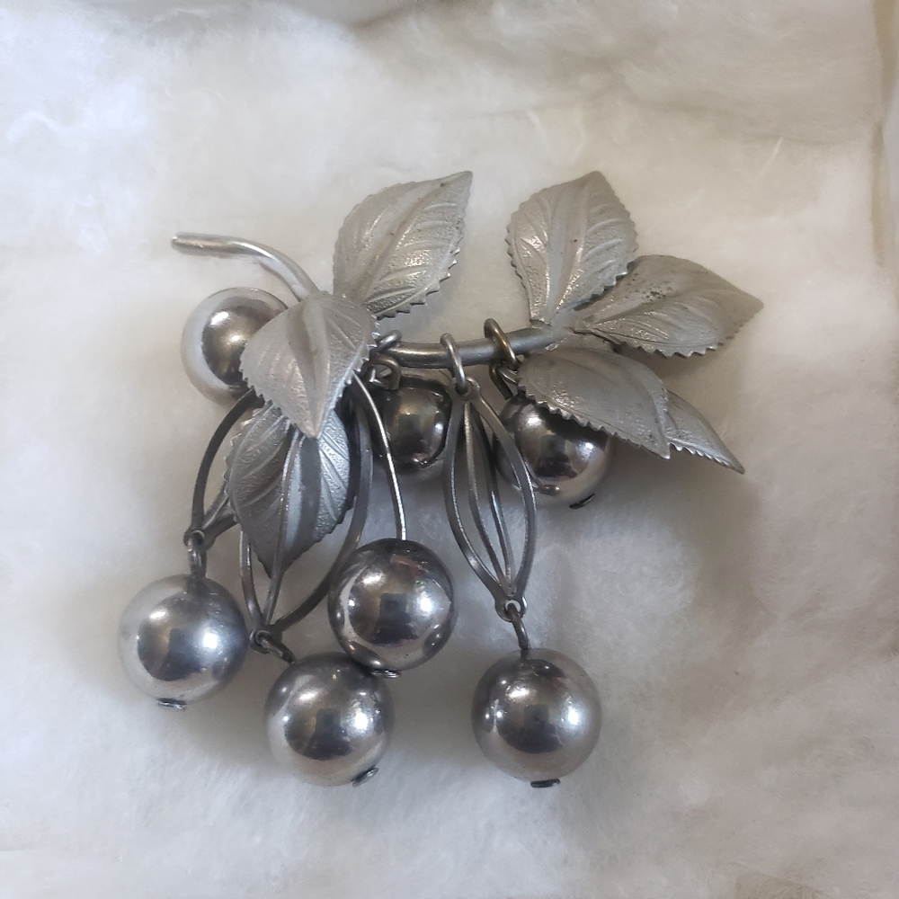 Vintage Brooch Pin Silver Tone Pin Deco Etched Leaves And Berries
